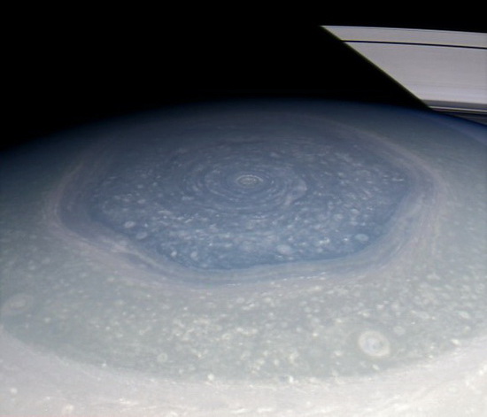 Шестиугольник на Сатурне (Фото с аппарата Кассини)