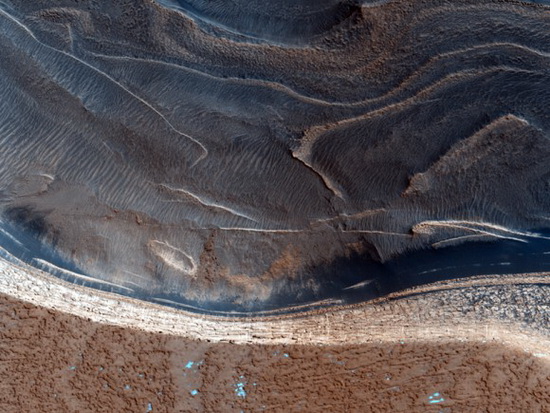 Свежее с Марса: полярный щит, северные дюны и кратер
