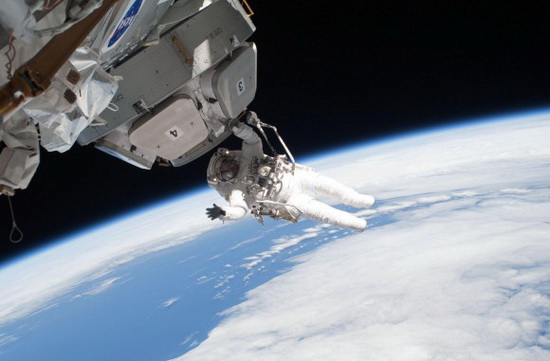 Николас Патрик, болтающийся под куполом. Экипаж STS-130