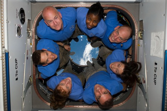 Экипаж STS-131 в куполе МКС