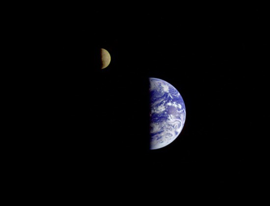 первая фотография Земли и Луны вместе