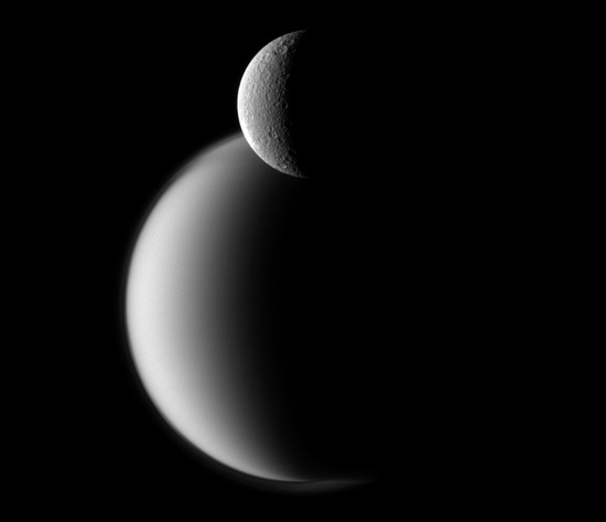 Два крупнейших спутника Титана вместе