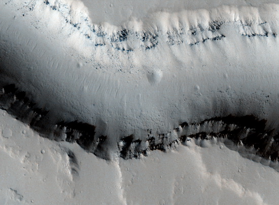 Вода или лава образовала каналы на Марсе?